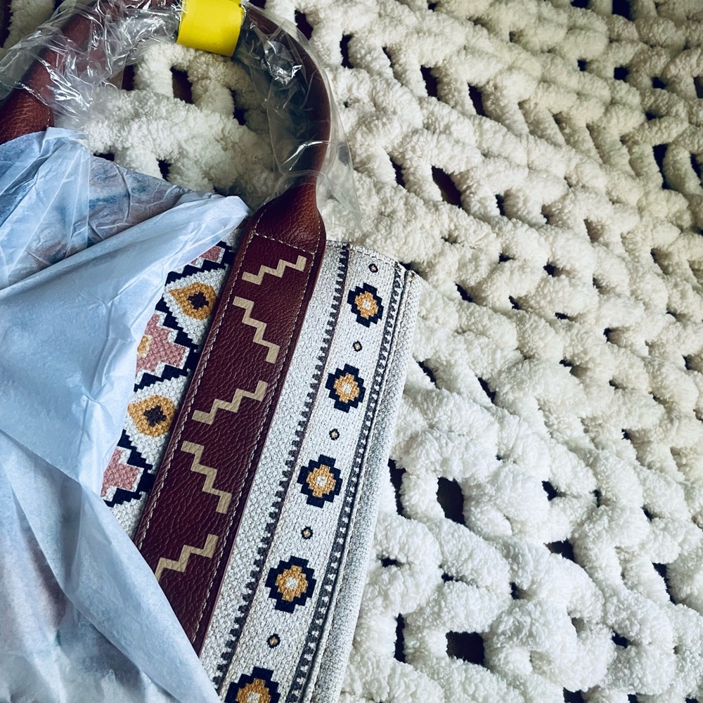 Wrangler Women's Aztec Tote Bag + Crossbody Bag - Picture 5 of 6